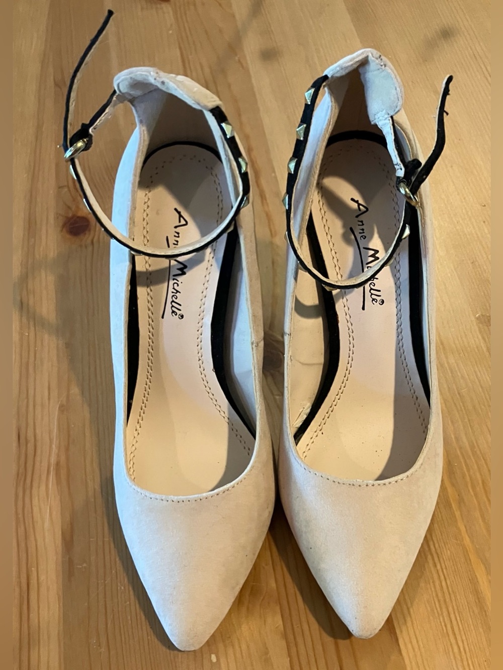 NEW Anne Michelle Momentum Cream Pointed Toe Studded Ankle Strap Pumps Size 5.5